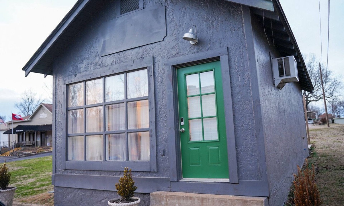 Cotter House | Cute and Cozy, pet friendly home in downtown Cotter!