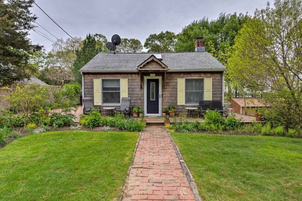 Springs House | Cute East Hampton Cottage w/Patio - Walk to Beach