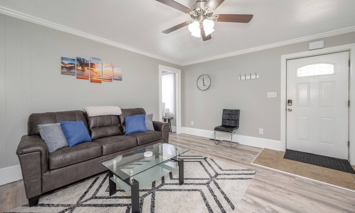 Cuyahoga Falls House | Cuyahoga Valley National Parks Home! Close to downtown Cuyahoga Falls!