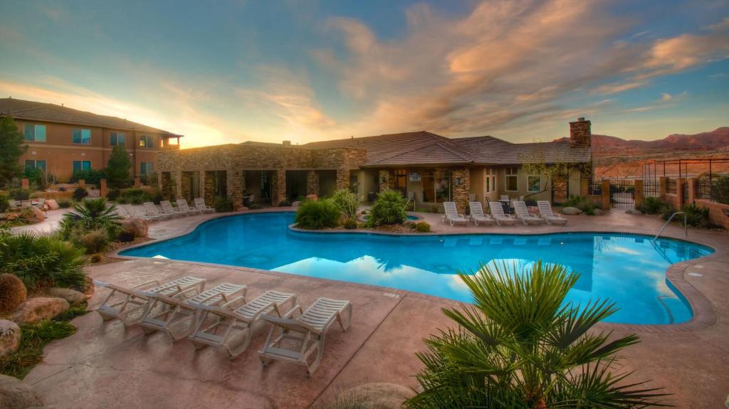 St. George Hotel | D5-Coral Springs Poolside-Ground Floor 3-bedroom Hillside View