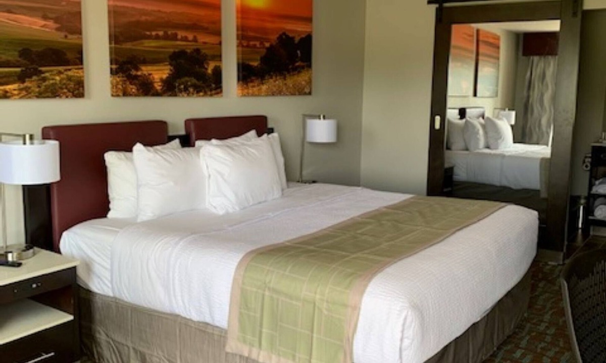Bellville Hotel | Days Inn by Wyndham Bellville Mansfield