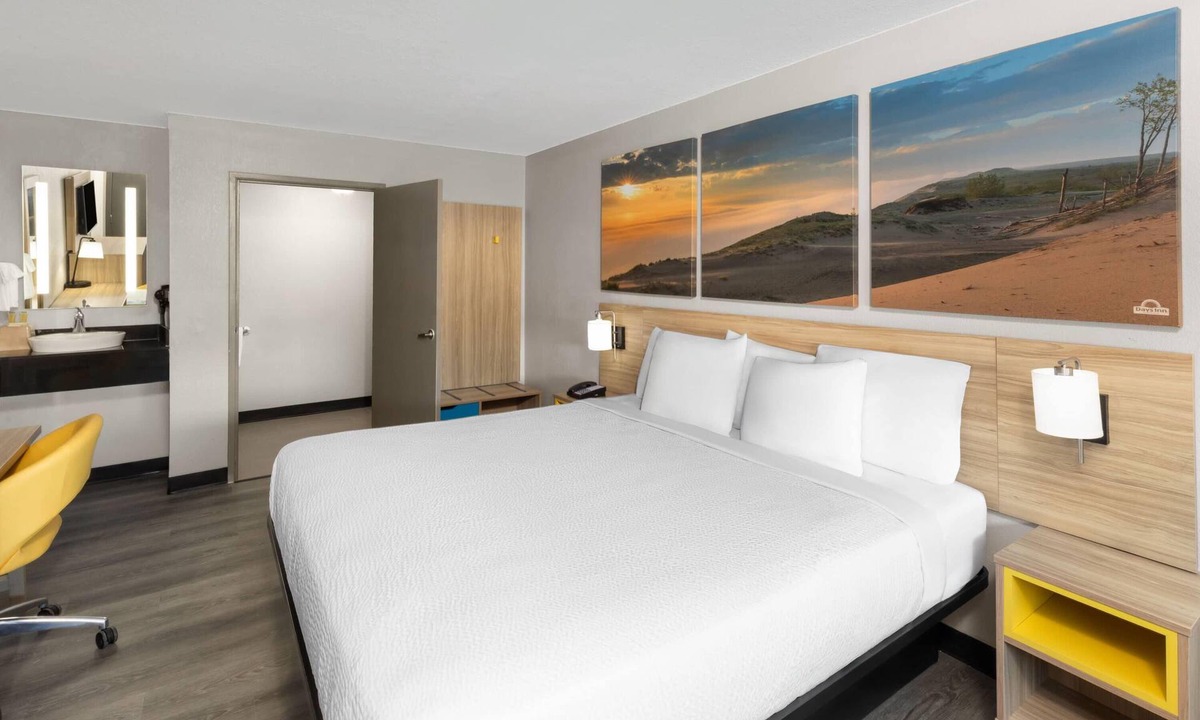 Randolph Hotel | Days Inn by Wyndham Kansas City Northeast