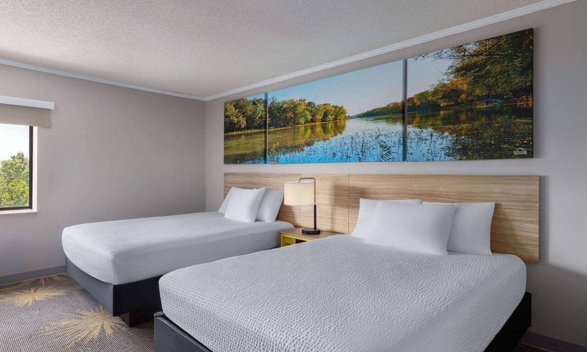 Kansas City Hotel | Days Inn & Suites by Wyndham Kansas City South