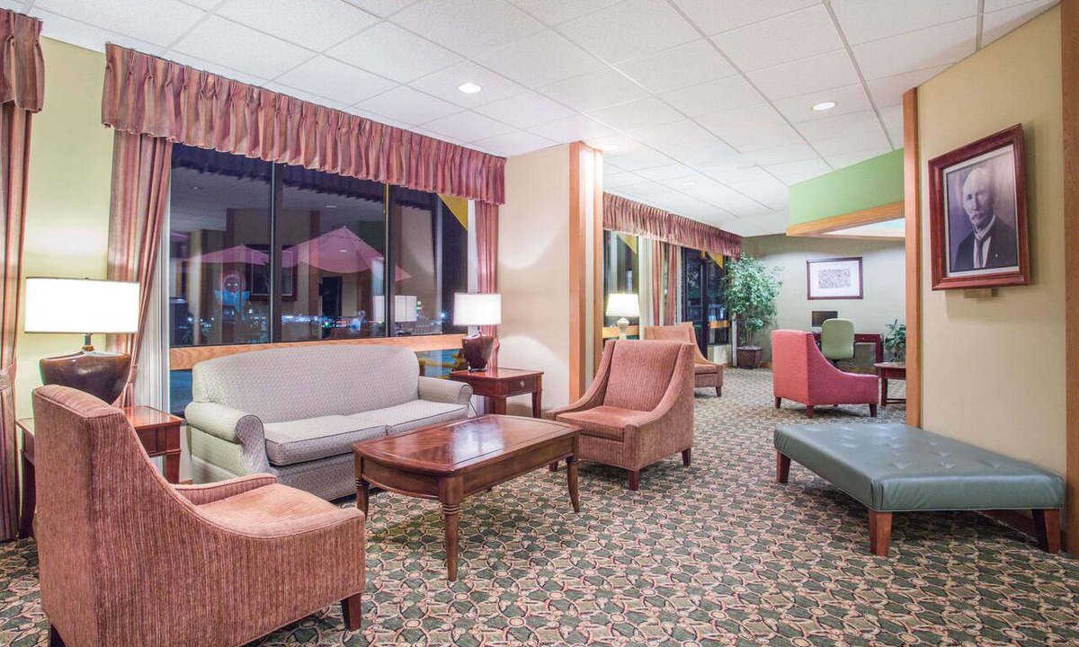 Sutton Hotel | Days Inn & Suites by Wyndham Sutton Flatwoods