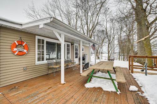 Dresden House | Deck & Fire Pit! Muskingum Fishing Cabin