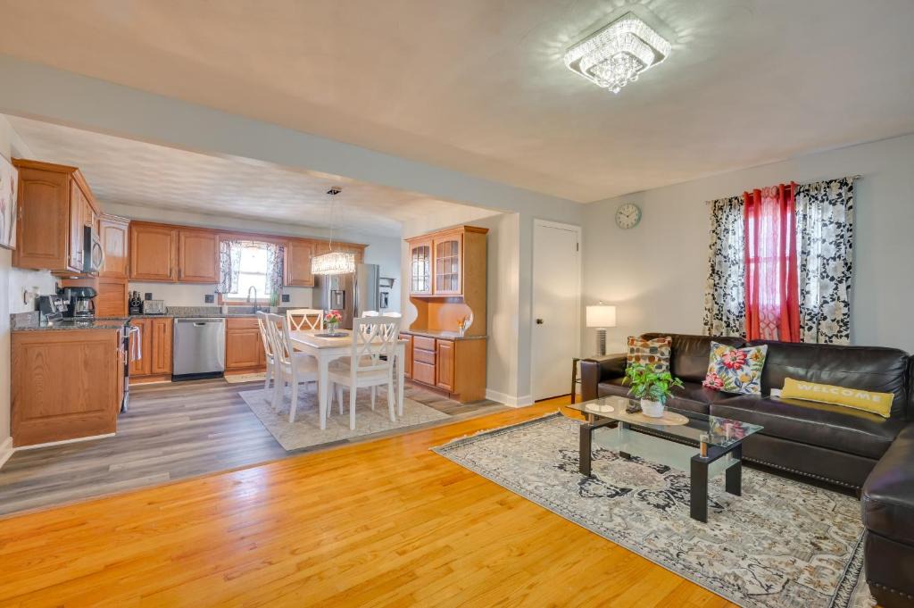Hershey House | Deck & Grill: Convenient Home in Hummelstown