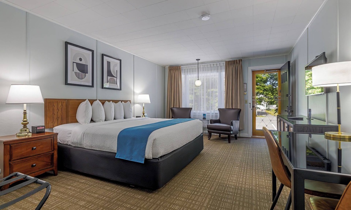 Bar Harbor Hotel | Deluxe King Room w/Breakfast Included