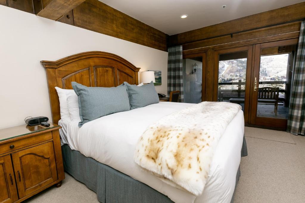Deer Valley Hotel | Deluxe King Room with Deck Hotel Room