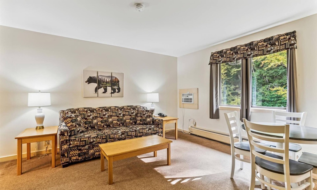 West Bridgewater Hotel | Deluxe one bedroom suite located on 2nd floor with outdoor heated pool 21820