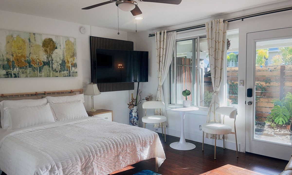 Santa Ana Heights Apartment | Discover a spotless, sun-filled studio, convenient base for business travelers.