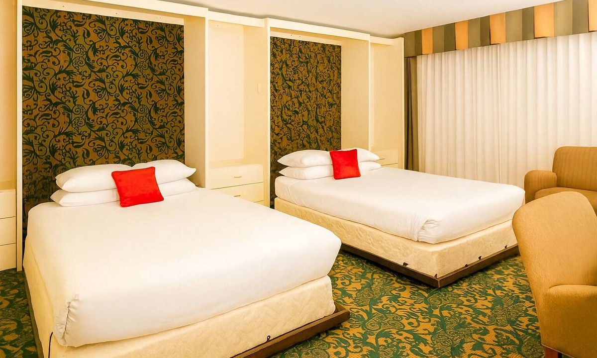 St. George Hotel | Discover More of Utah! Pool, Breakfast, Parking & Pets are Welcome!