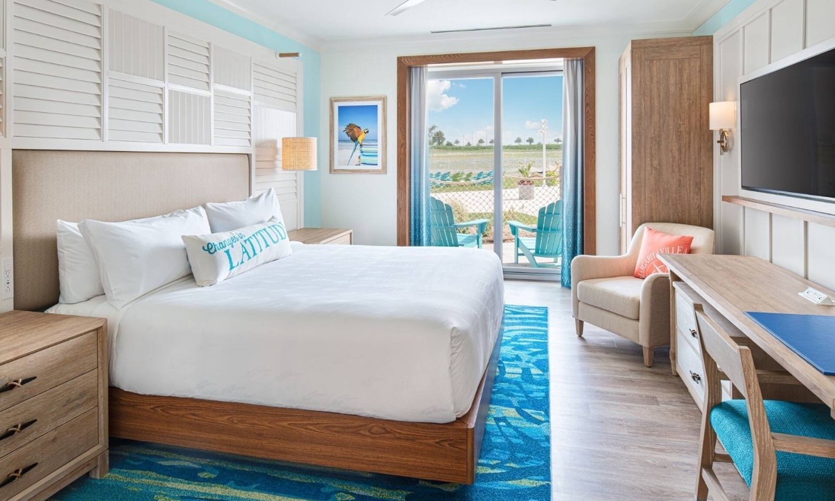 I-435 West KC-KS Hotel | Discover Relaxation in This Tropically-Inspired Room with Pool Near Attractions