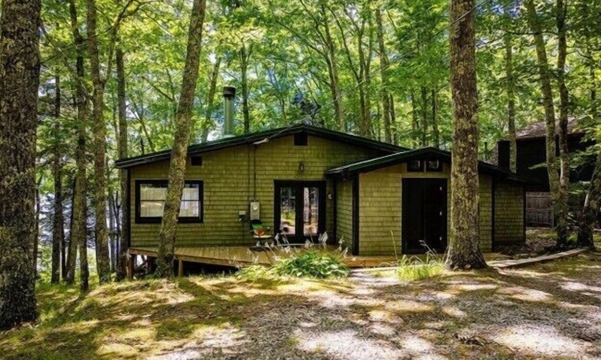 Warren Cottage | Dive into swimming, fishing, and canoeing—right on the shores of North Pond!