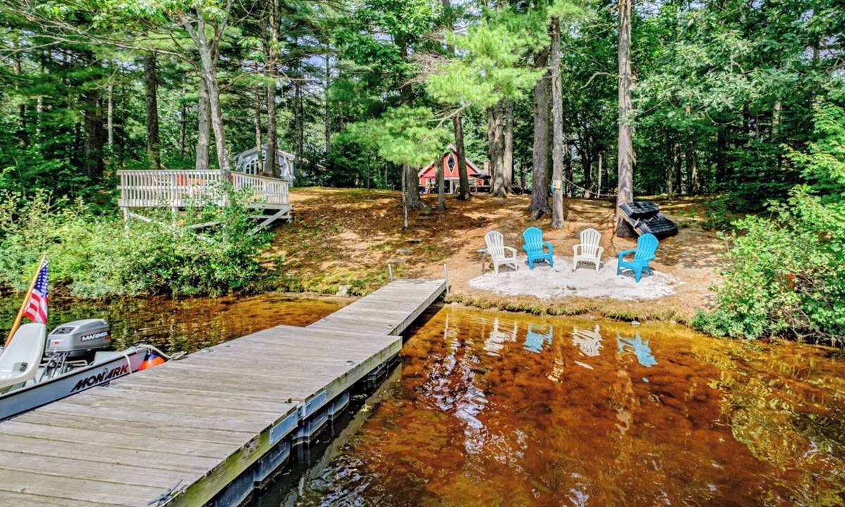 Lake Arrowhead House | Dock! Dog-Friendly Lakefront Gem in Southern Maine