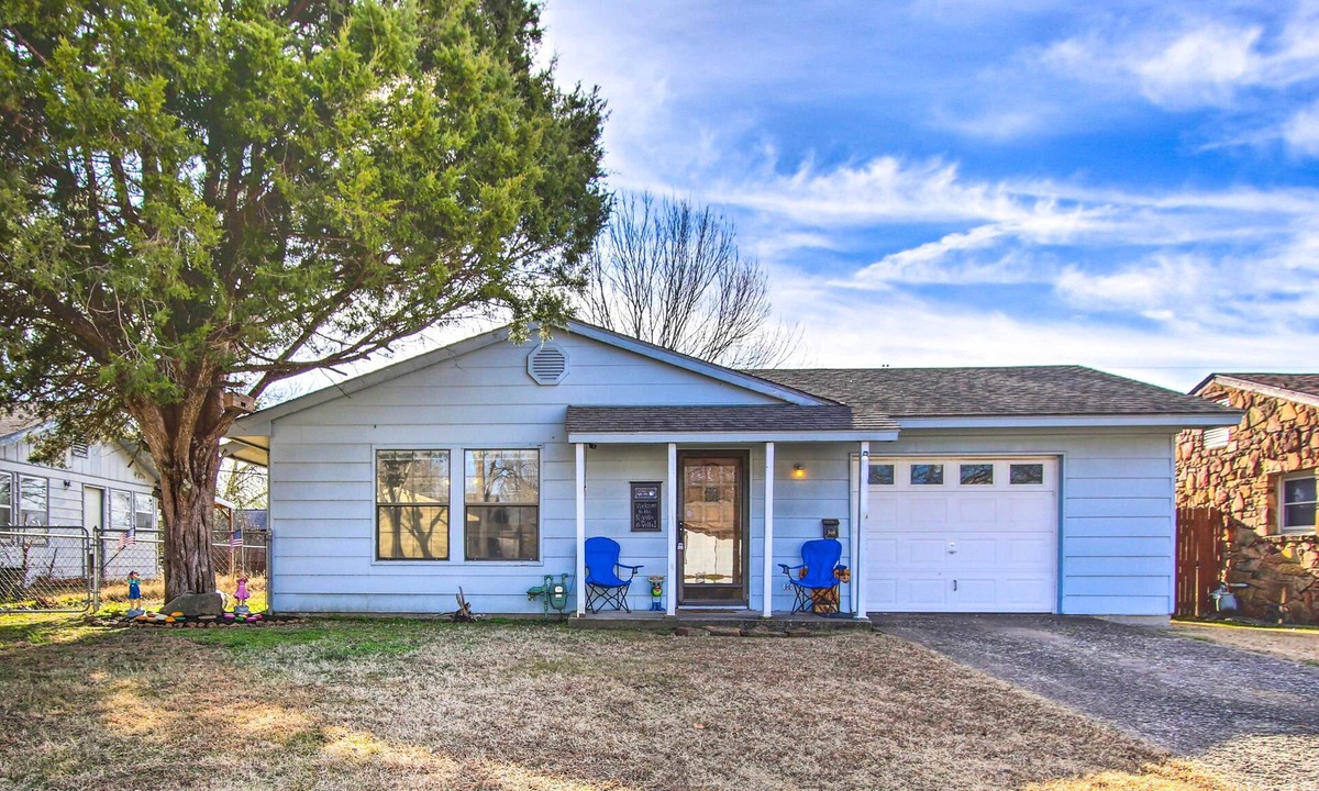 Bartlesville House | Dog-Friendly Bartlesville Retreat w/Yard!