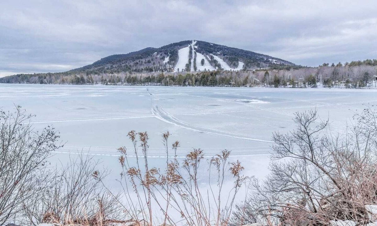West Bridgton House | Dog friendly getaway w/hot tub, sauna and skiing!