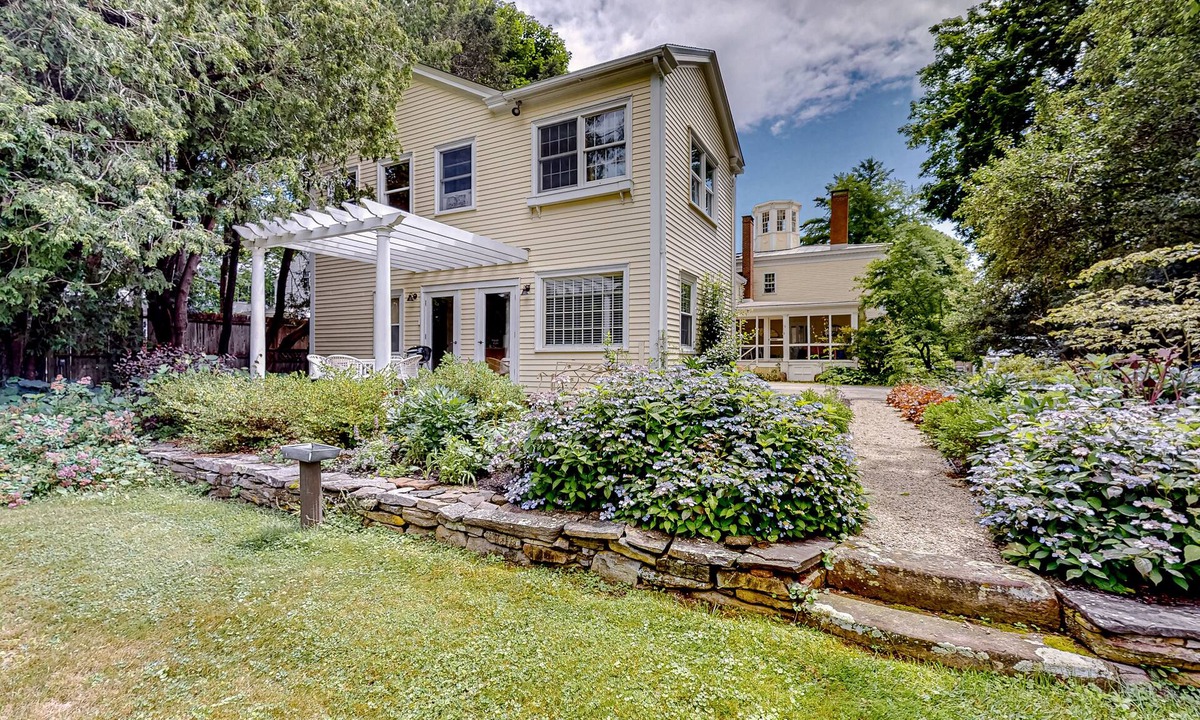 Wiscasset Cottage | Dog-friendly historic cottage with deck, grill, kitchenette, & washer/dryer