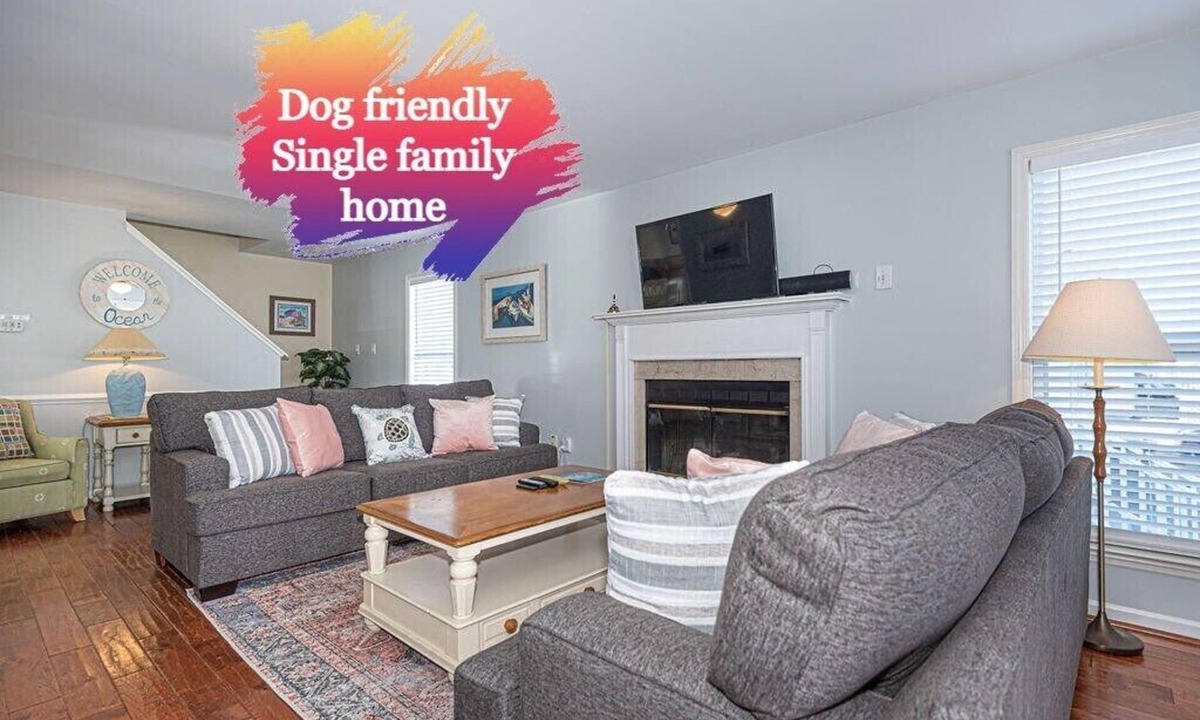Little Salisbury House | Dog-Friendly house. Luxury 2-story, 3 bedrooms plus den house with free WiFi, linen included, backyard for pet friendly, located in a family-friendly neighborhood on the bayside just a few blocks from the beach!