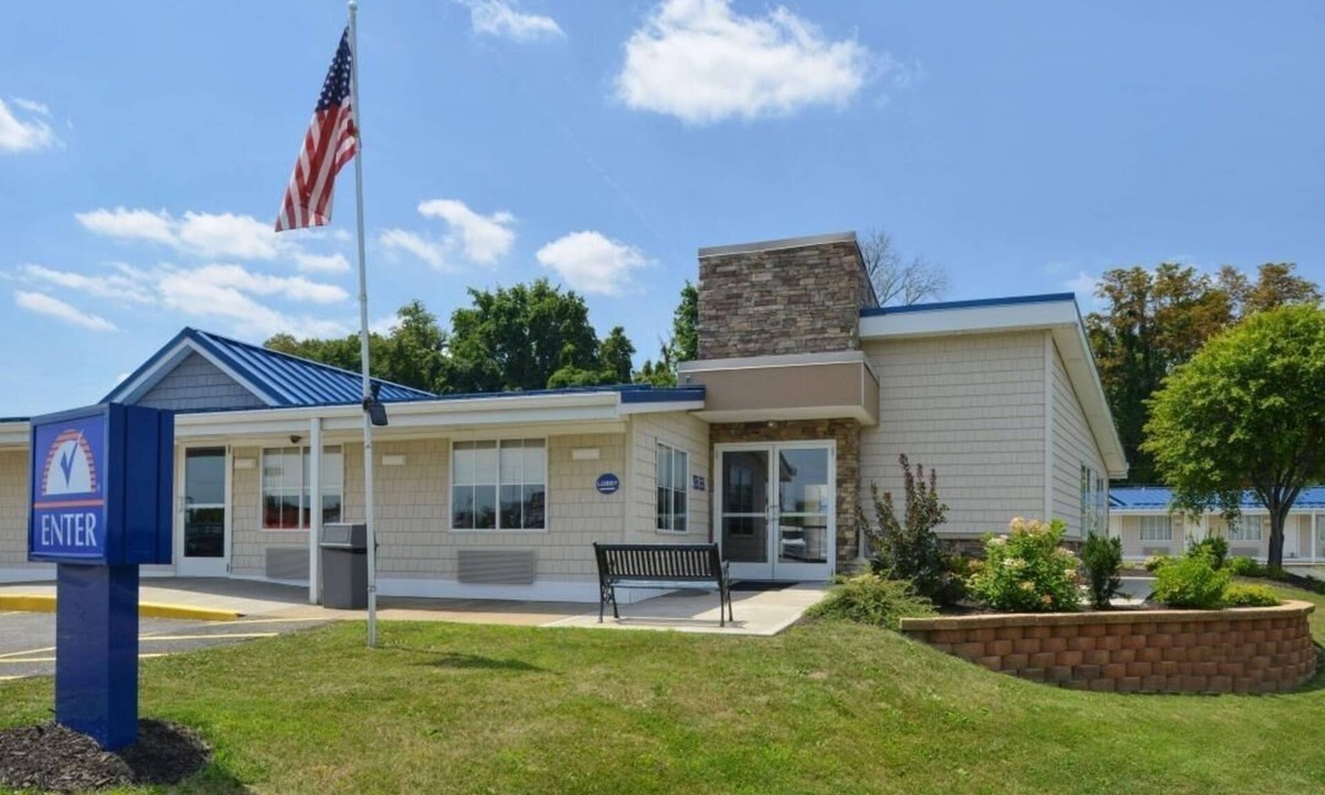 Barton Hotel | Double Bed Efficiency Room Near Ohio Valley Plaza| Free Breakfast & Free Parking