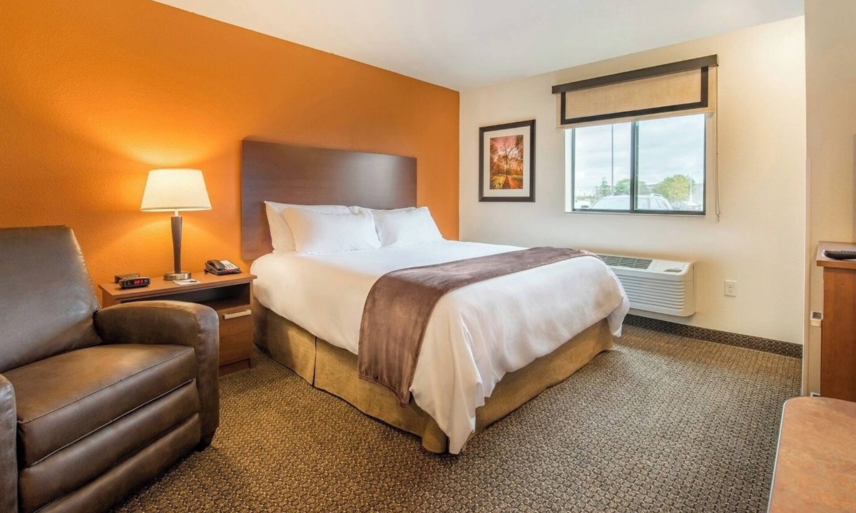 Ketchikan Hotel | Double the Fun! 2 Rooms w/Queen Bed & Recliner Stays Near Waterfront & Downtown