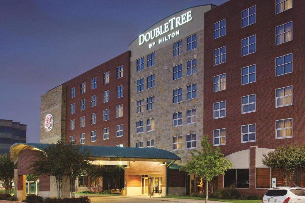 Farmers Branch Hotel | DoubleTree by Hilton Dallas-Farmers Branch