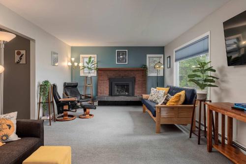 Fairview House | Downtown Anchorage Gem - 3 Bedroom with Hot Tub
