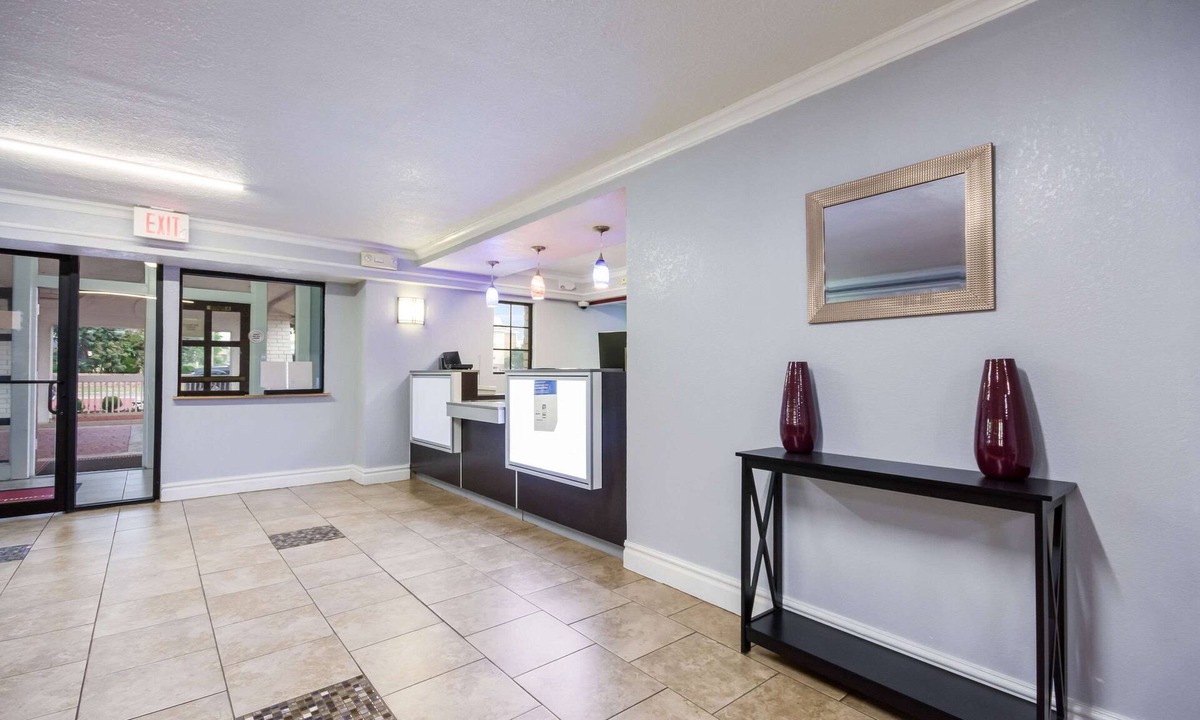 Del City Hotel | Econo Lodge