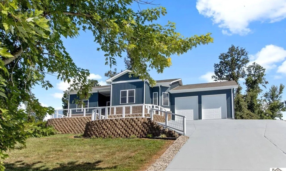 Eddyville House | Eddy Bay Hideaway - Family Oasis!