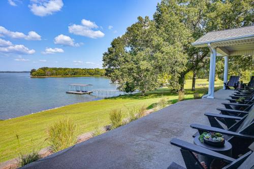 Benton House | 'Edgewater on Kentucky Lake' w/Hot Tub & Games