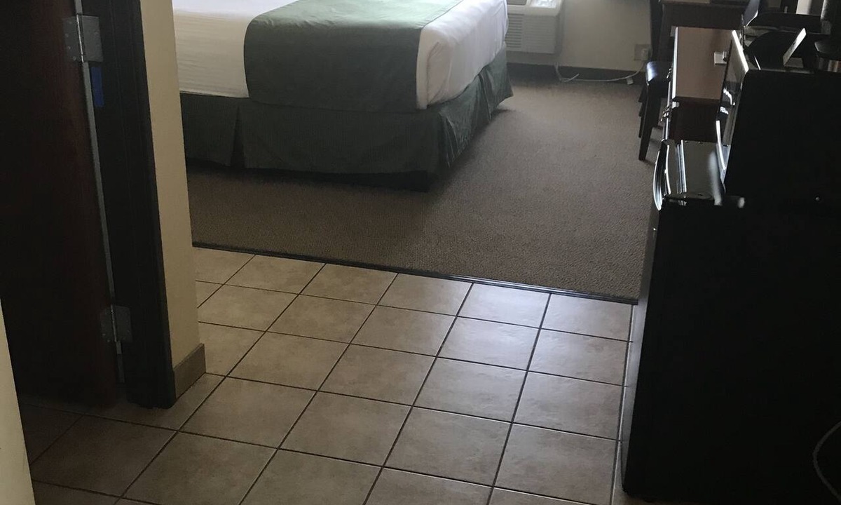 Fairbury Hotel | Edgewood Hotel & Suites