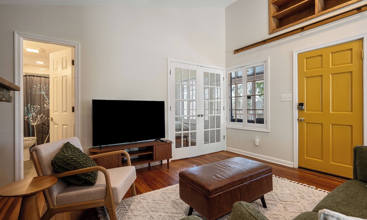 Sharpsburg House | Elevated Potomac River Retreat - King Suite - Riverfront - Large Screened Porch