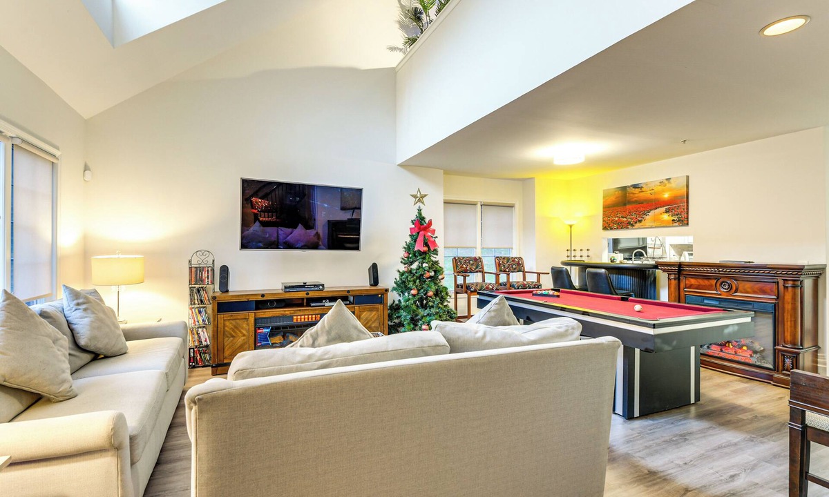 Fairland Condo | Elevator In-Unit: 3-Story Condo Only 14 Mi to DC!