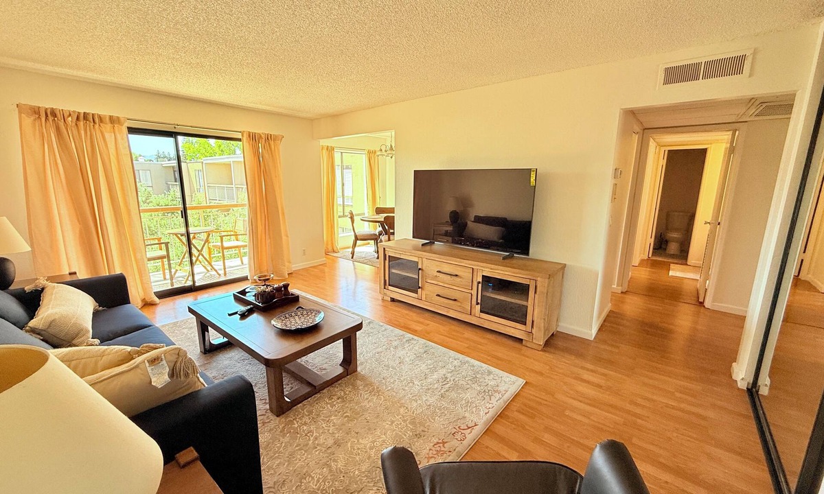 Walnut Creek Condo | Elevator, Private Parking Balcony, CalKingBed Entire rental unit in Wanut creek