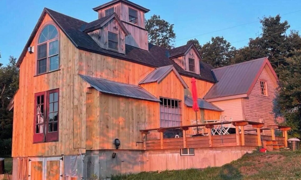 East Dover House | Enchanting barn in E Dover with 50 mile view