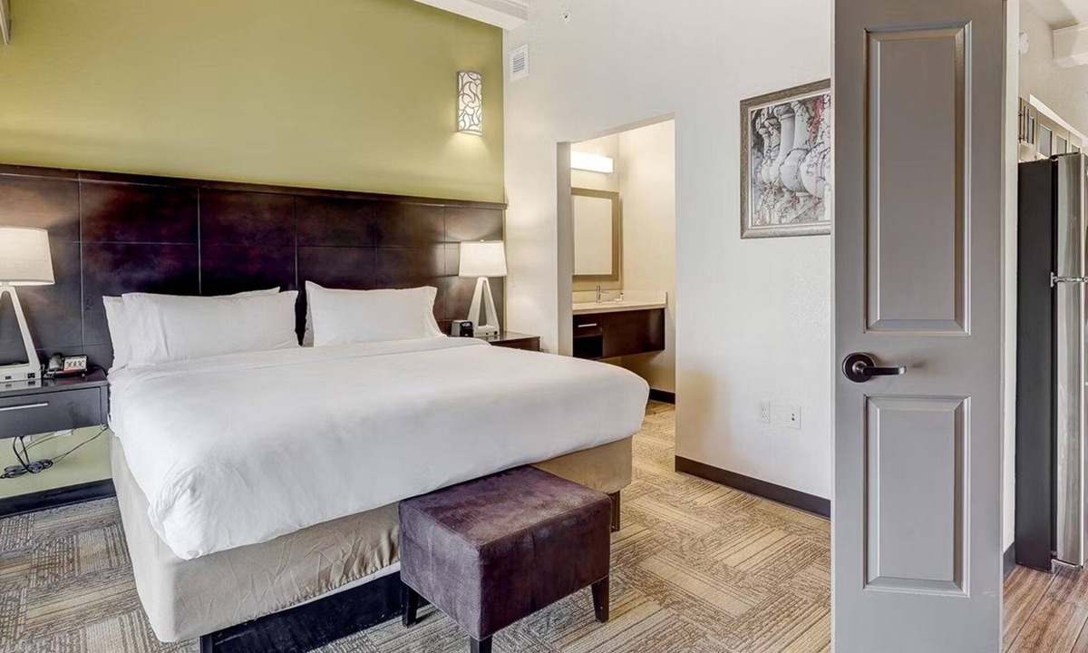 Downtown Baltimore Hotel | Enjoy Relaxing Historic Ambiance in Suite w/Kitchen Near Attractions