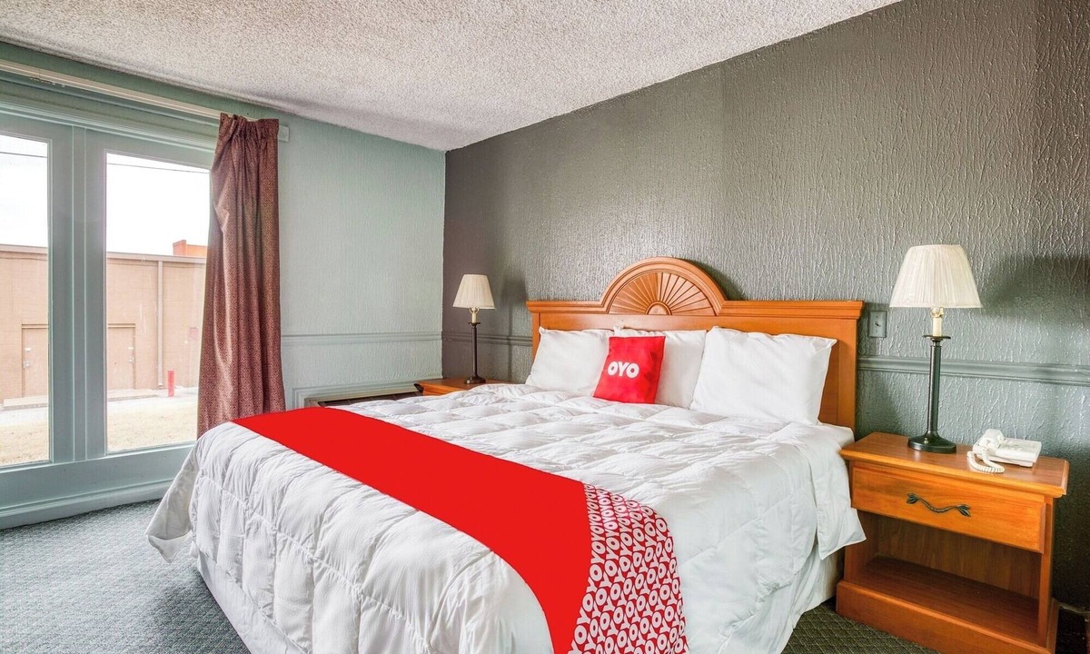 South Tulsa Hotel | Enjoy this Relaxing Room w/King Bed Ideal for Weekend Explorers in Tulsa
