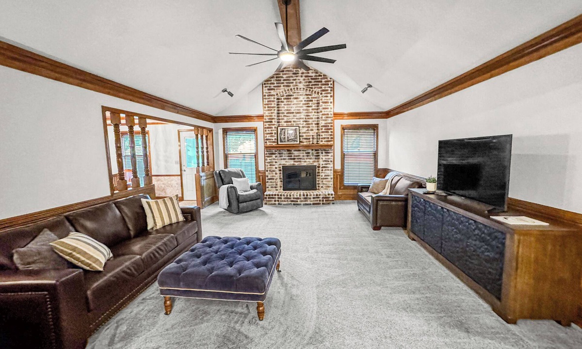 Olathe House | Entire House, Sleeps 8, Near Walking Trail and I-35, Short Drive to Kansas City
