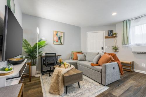 Riverside Apartment | Escape to Bliss Relax in Cozy Style Spacious Suite with Two King Beds