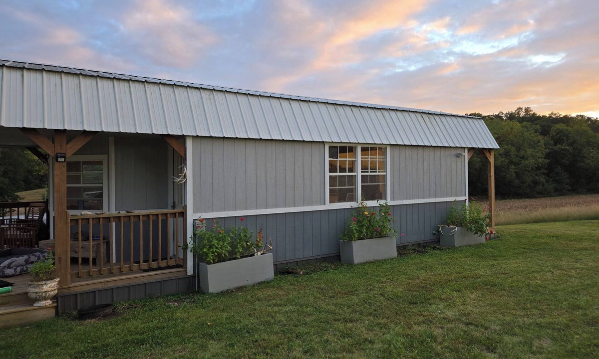 Boonville House | Escape to Nature - dog heaven near Katy Trail and I70. 80 acres, fire pit, wifi
