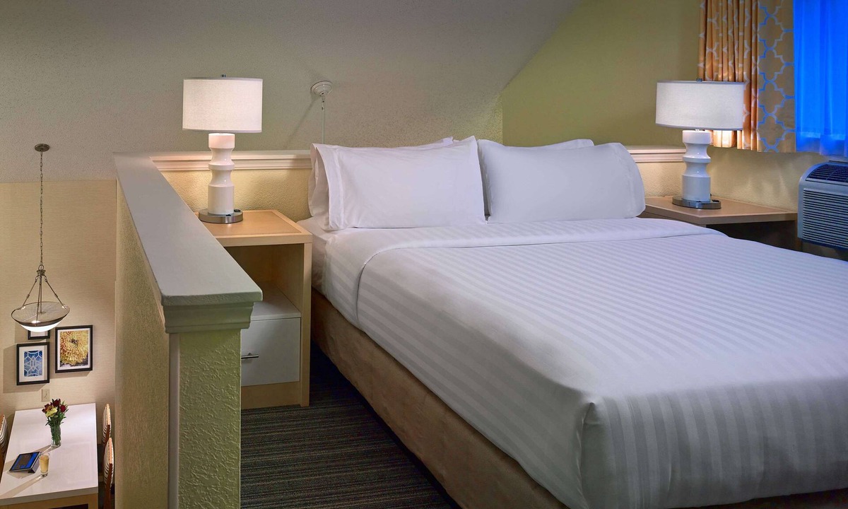 Westlake Hotel | Excellent Staycation Spot! 2 Relaxing Units, Free Parking