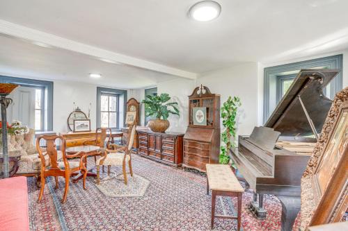 Norristown House | Experience a 17th-Century Spring Manor