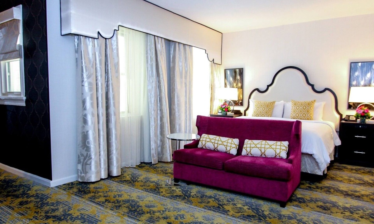 Kalorama Heights Hotel | Experience Premium Comfort Near Dupont Circle in Junior Suite Room w/King Bed