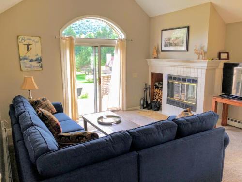 Carroll House | F3 Fairway Village Condo with great mountain views, 8 minute walk from Omni Mount Washington Hotel!