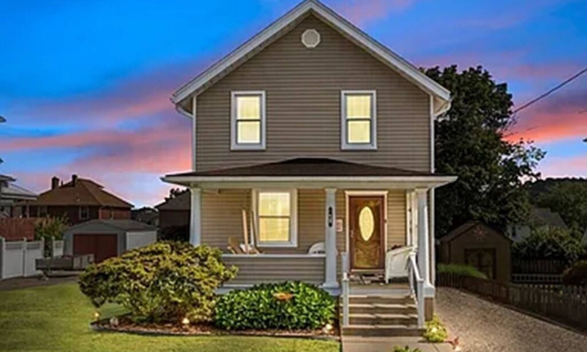 Glenshaw House | Fabulous 2-bedroom, 2-bath house with AC in historic Pittsburgh