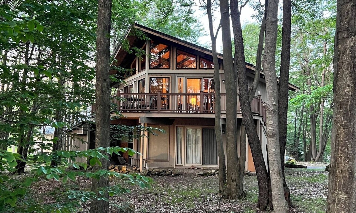 Hidden Valley Ski Chalet | Fabulous 3-bedroom chalet in Hidden Valley, PA; walk to the slopes!