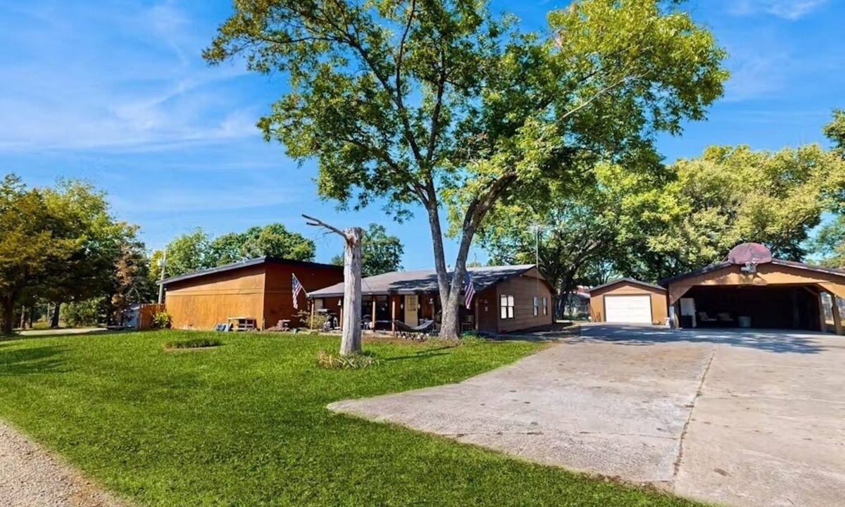 Longtown House | Families, Fishermen & Hunters. Pleasant 3-bedroom house and dock ready for you!