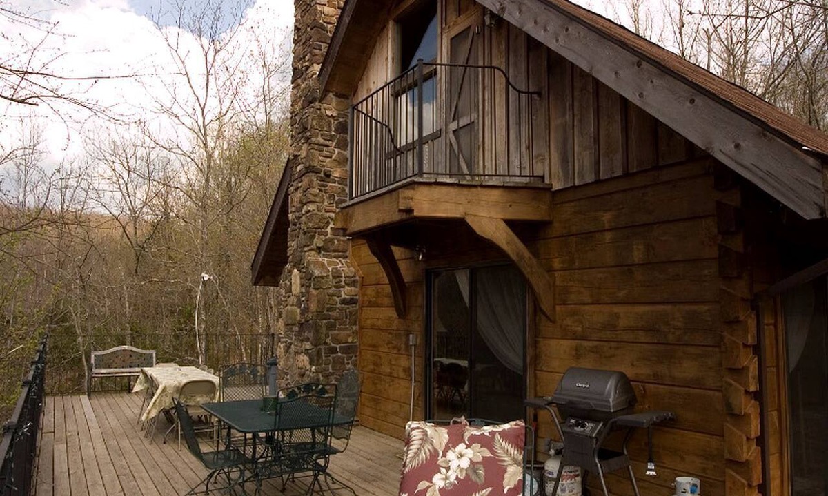 Compton Cabin | Family Cabin Vacation Getaway with Waterfall Views in Northwest Arkansas