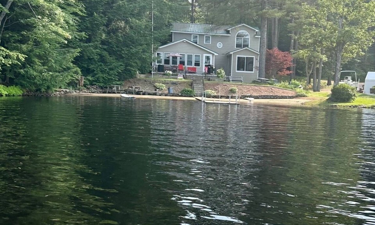 Meadows House | Family Friendly 4 Bedroom 3 Bathroom House on Water with Dock and Game Room