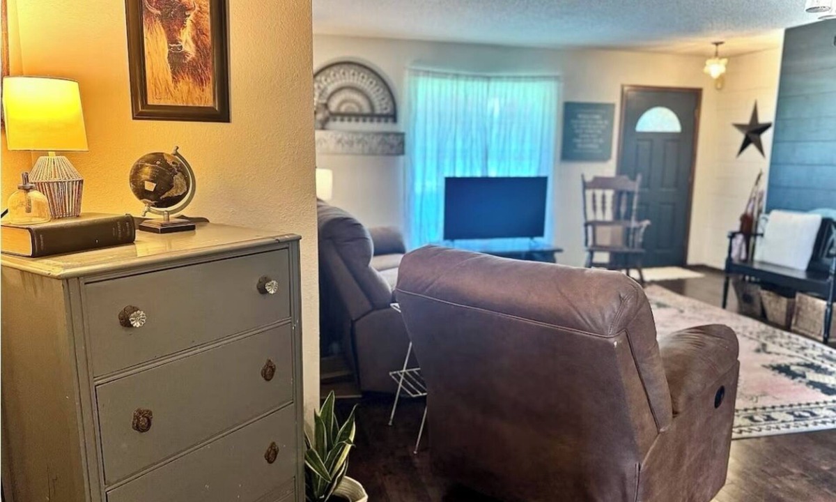 Clinton House | Family friendly Countryside stay! Easy access to Route 66 and I-40