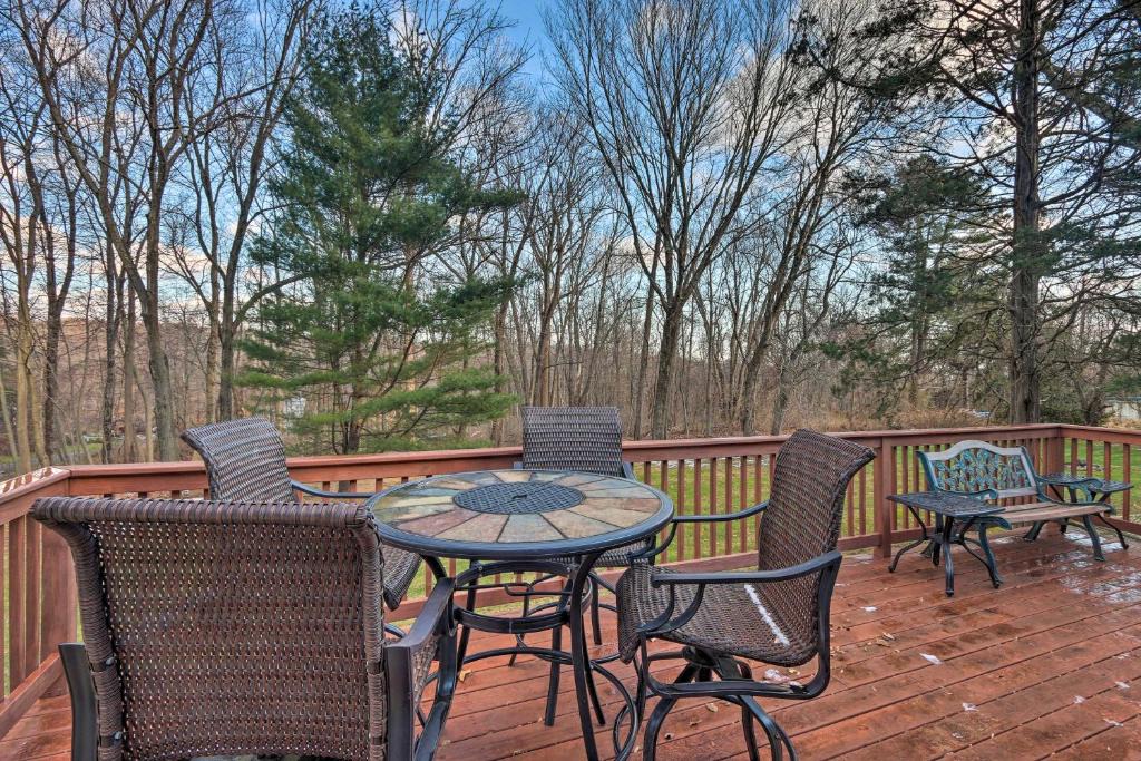 Woodbury House | Family-Friendly Woodbury Home with Yard + Deck!